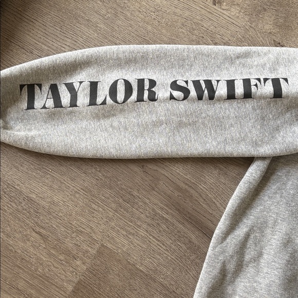 Taylor Swift The Eras Tour Graphic Gray Sweatshirt Size Small - Picture 7 of 7